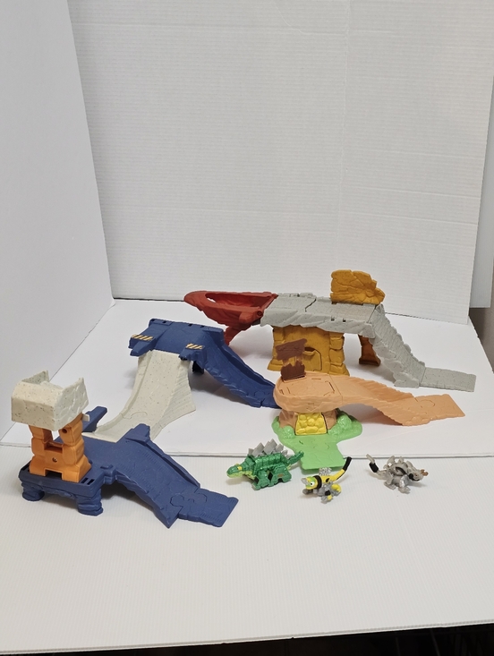 Dinotrux Toys R Us Exclusive Playset Set - Picture 3 of 16
